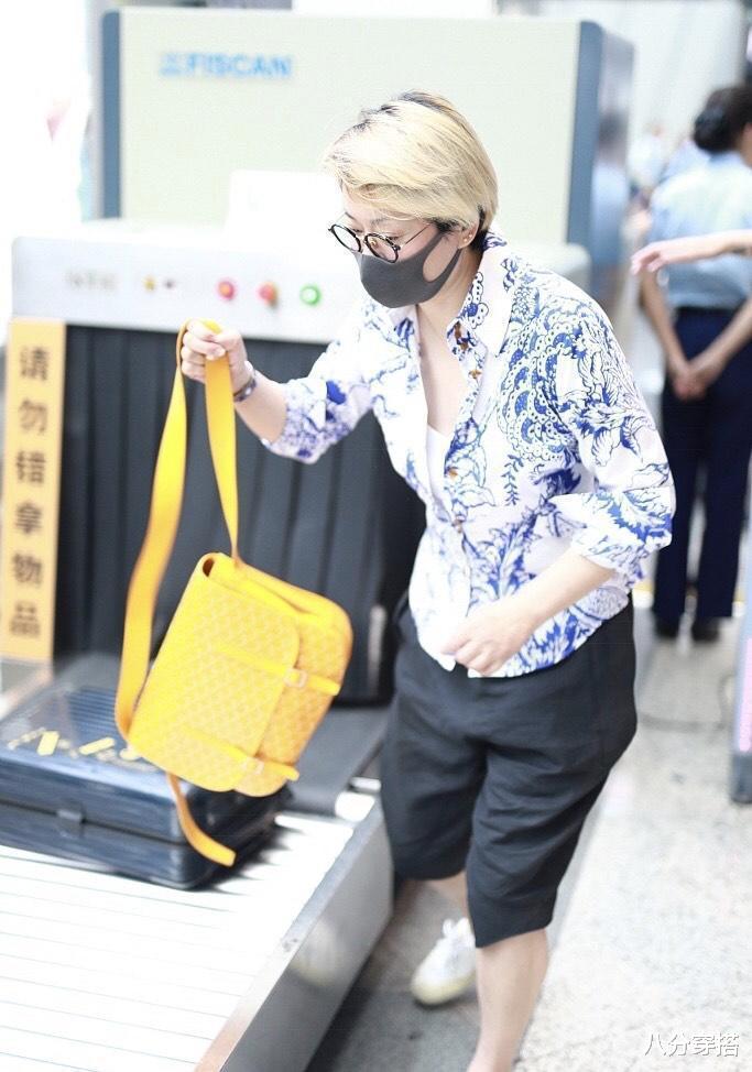 八分穿搭|毛阿敏也太低调了,印花衬衫配黑色短裤随性舒适,真没“明星样”