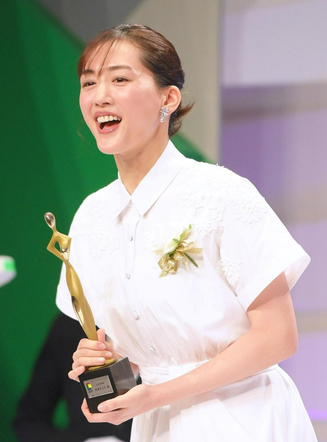八只爪的猫 日本“国民女神”绫濑遥夺视后，一袭白裙上台领奖，颜值气质俱佳