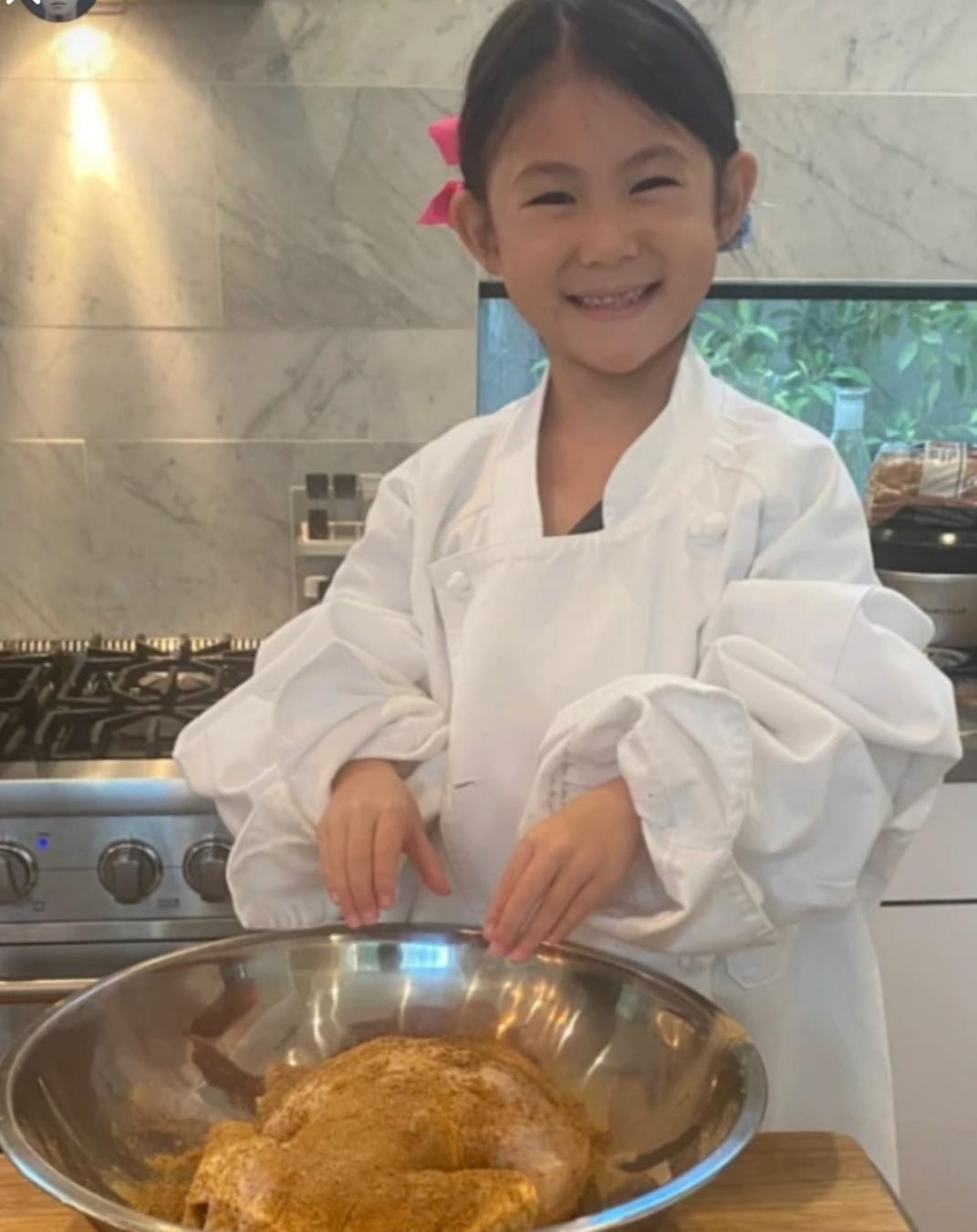 万茜|陈冠希又晒娃，4岁女儿穿超大厨师服显萌态，皮肤黝黑五官仍精致