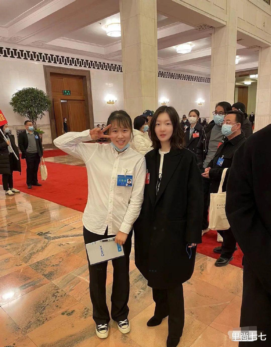 周冬雨|文代会闭幕，章子怡不扎堆却被央视名嘴索签名，周冬雨被众星追捧