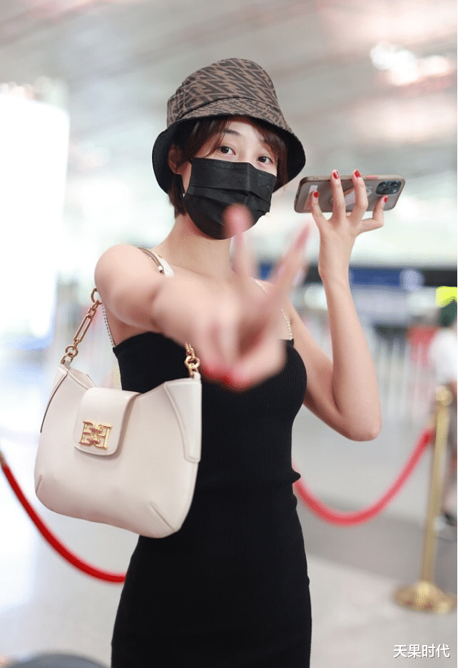 天果时代|蓝盈莹也是拼，“上夏下冬”打扮赶时髦，隔着屏幕都替她“捂脚”