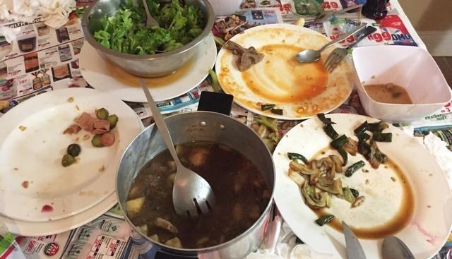 Netflix|吴京晒剧组伙食走红，工作吃饭两不误，网友：太接地气了