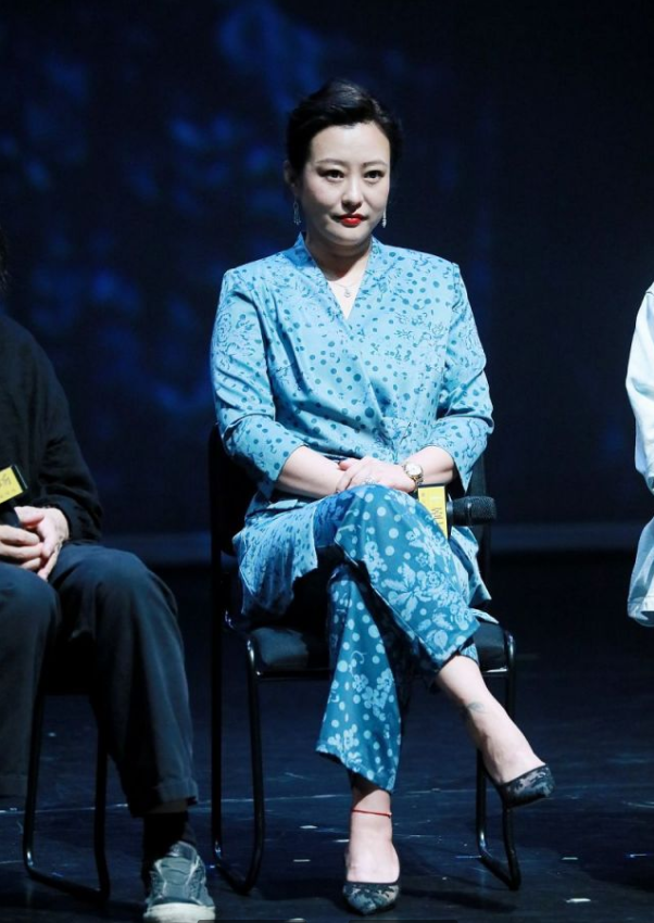 潮流前沿|郝蕾中年发胖也很美！穿大码国风套装巧收腰，雍容华贵又显瘦