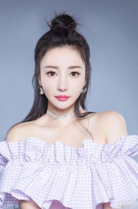 柳岩|41岁柳岩被路人抓拍，真实身材惹争议：性感女神已经不在