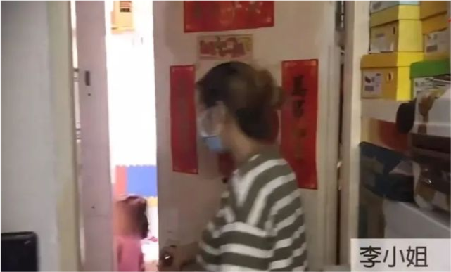 单亲妈妈带女儿在6 ㎡鸵房里生活好几年,月租5000港币,一言难尽!
