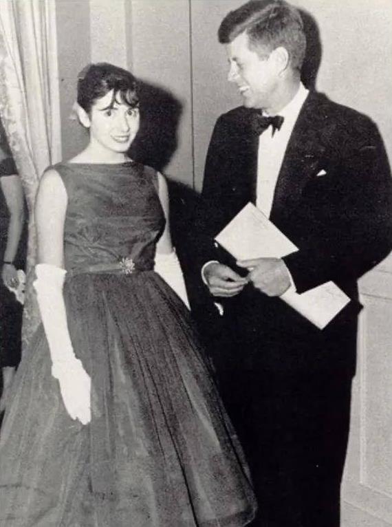 奶球妈咪聊|81岁的佩洛西：从带着5个孩子的家庭主妇到美国一姐，打破天花板