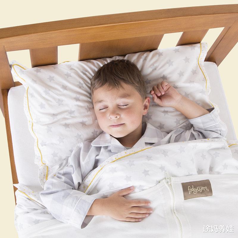 途妈养娃|数据研究显示：在秋冬供暖之前，中国妈妈的平均睡眠时间不超过3小时，其中一个重要原因是孩子“踢被子”！