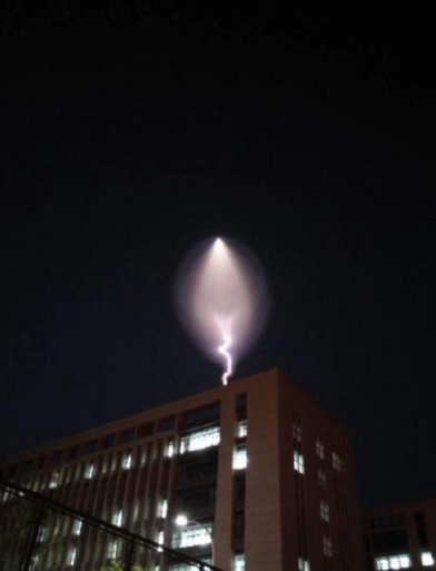 卫星|夏威夷夜空突然爆亮，还发射超强光线，多人目睹到神秘景象
