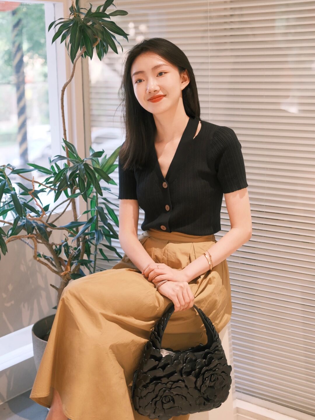 鱼司辰|夏季，如何穿出气质女神范，针织衫搭配半身裙简约高级，清爽干练