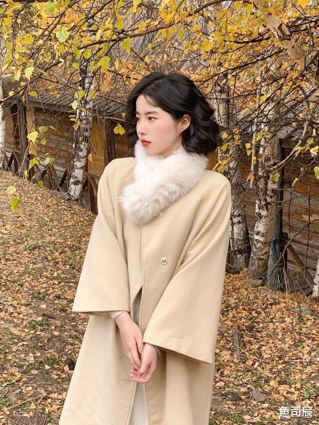 鱼司辰 秋冬想要穿出温柔气质，一定少不了米黄色大衣，搭配半身裙超洋气