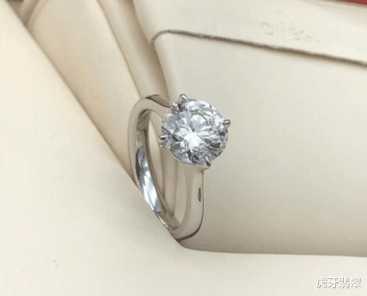 虎牙翡翠 四爪钻戒背后隐藏的浪漫，每一“爪”都是婚姻中不可缺少的部分！