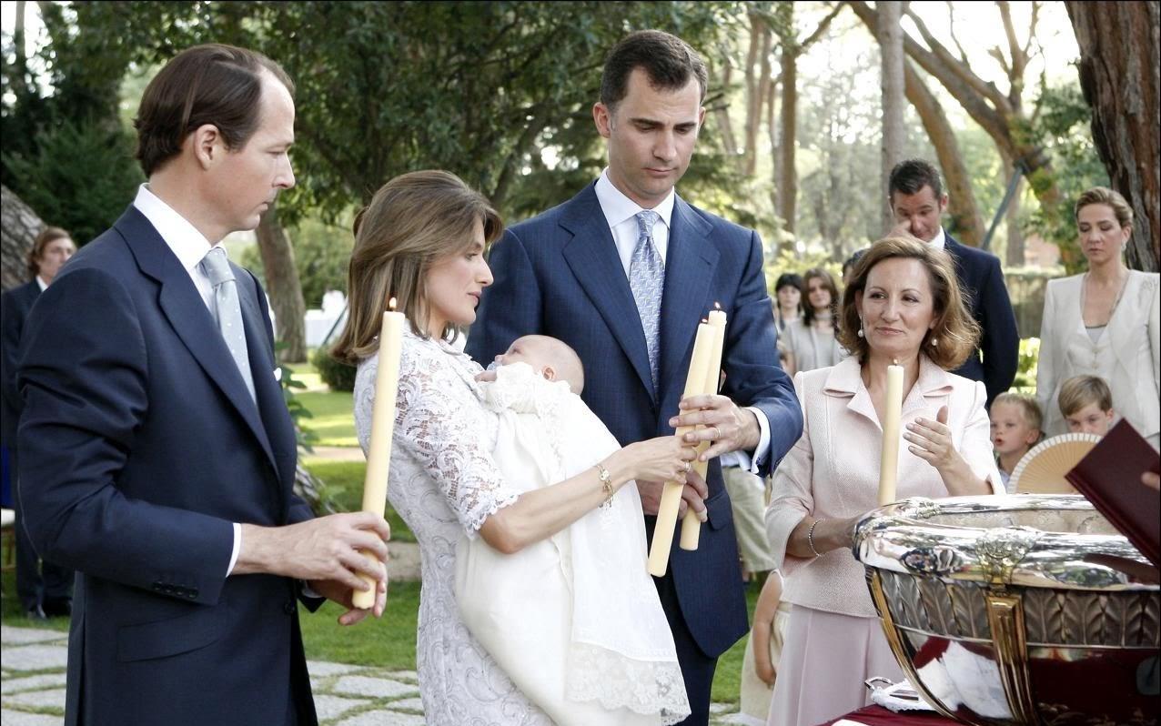 当年的明月|西班牙俩公主小时候与外婆看表演，索菲亚满脸好奇，可爱极了