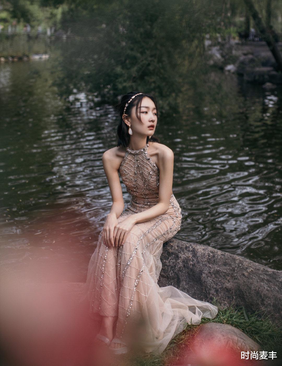时尚麦丰|周冬雨8月最新写真，身穿裸色露背礼服，举止优雅