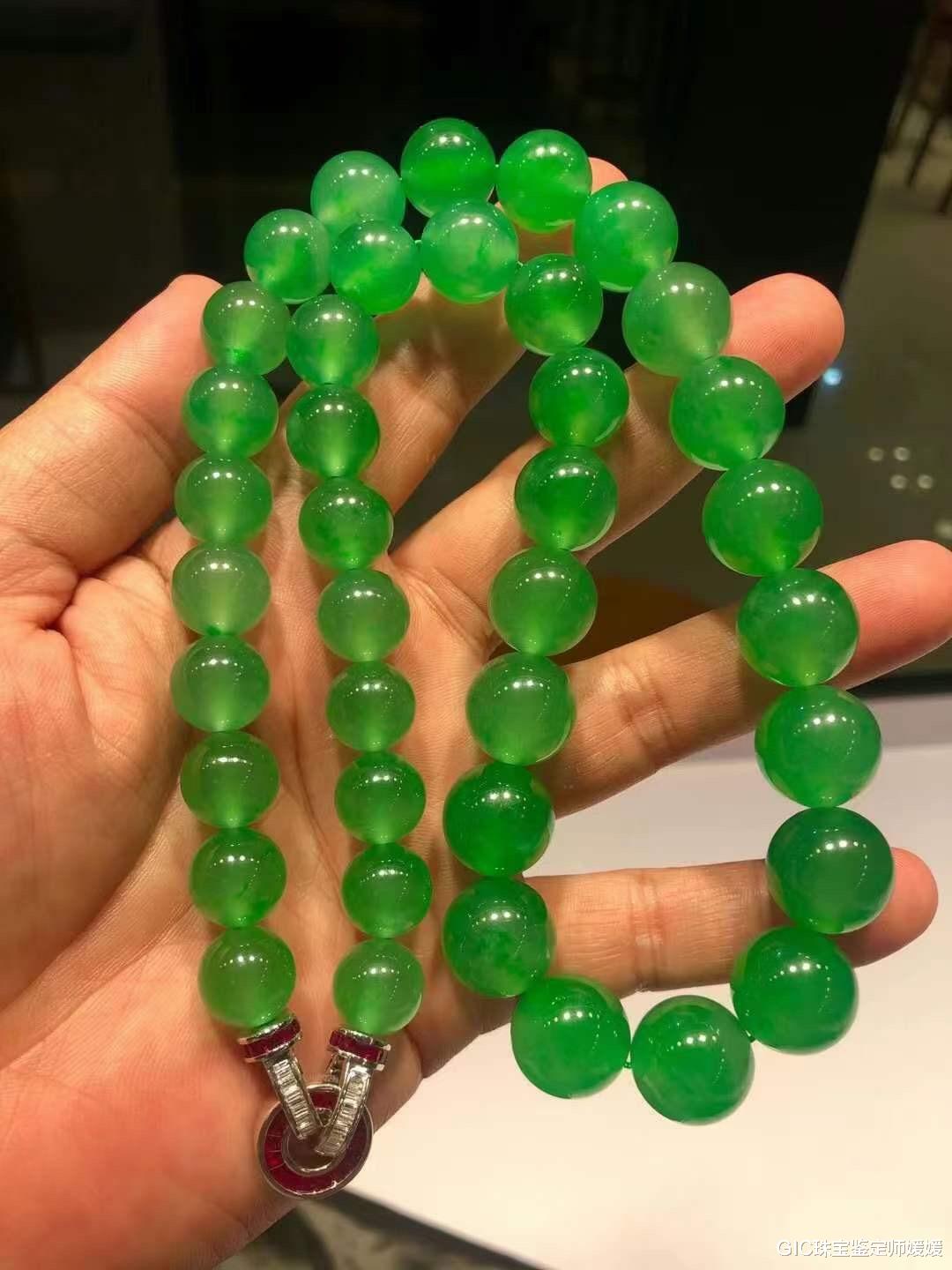 GIC珠宝鉴定师媛媛|意蕴深远的佛珠,衍生为时尚翡翠珠串首饰,富有文化内涵贵气十足