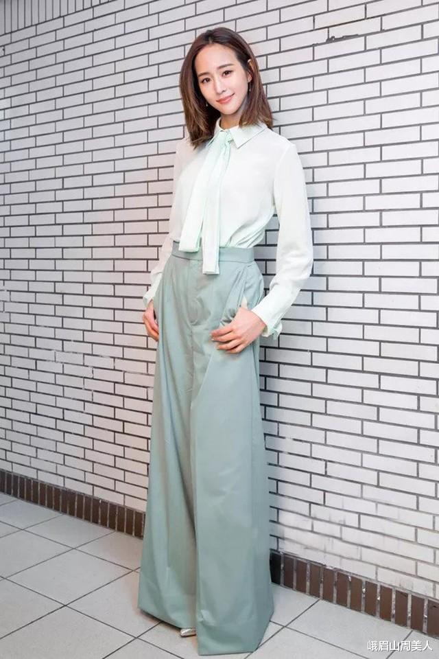 峨眉山周美人|?今夏火了一种穿法：“阔腿裤+衬衫”，舒适时髦又显高