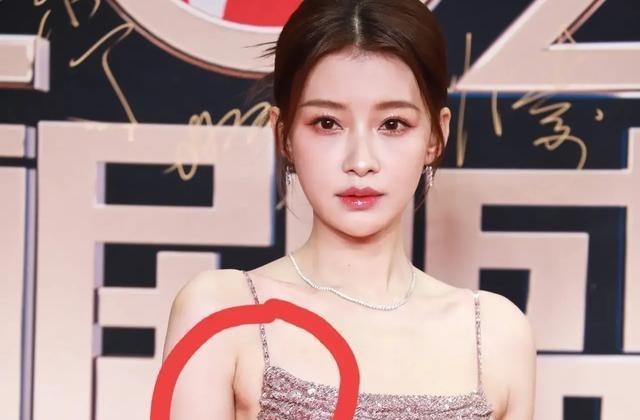 |原来女明星也会有副乳呀！