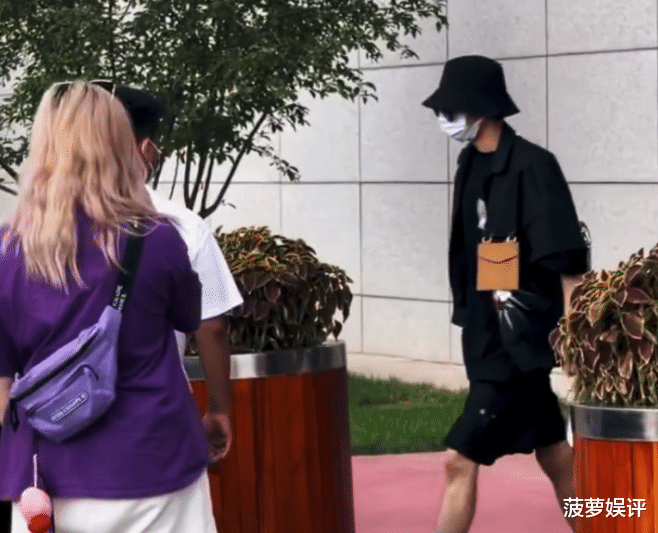 肖战|《玉骨遥》戏份转场，肖战机场被“代拍”围堵，追星需有度