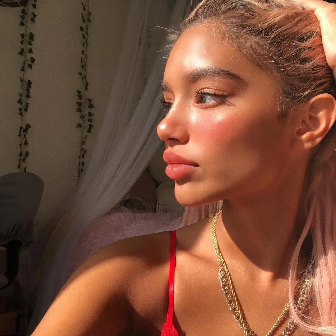 腮红|喝了假酒的Jennie竟穿肚兜上台?讲真,有被她的屁桃红炸到