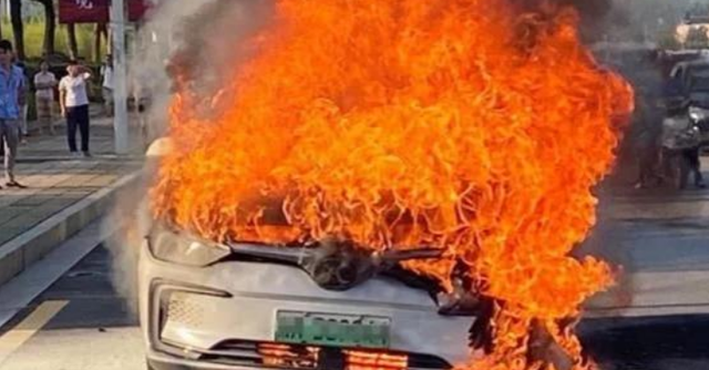 大众汽车 大众纯电动车全球首例自燃事故，网友：也不看看电池供应商是谁