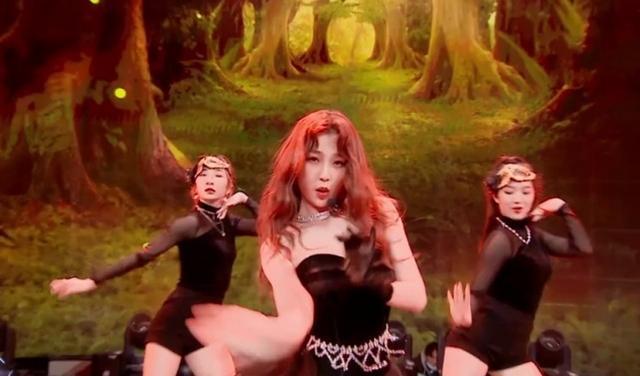 虞书欣|过年胖十斤？当虞书欣和女舞伴站一起，腿围粗细太伤自尊了