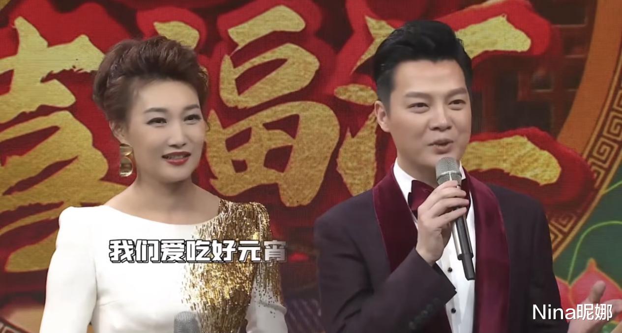 郑爽|央视主持李梓萌闪耀央视元宵晚会，穿拖地长裙秀“沙漏身材”，摘假发戴大金耳环真美