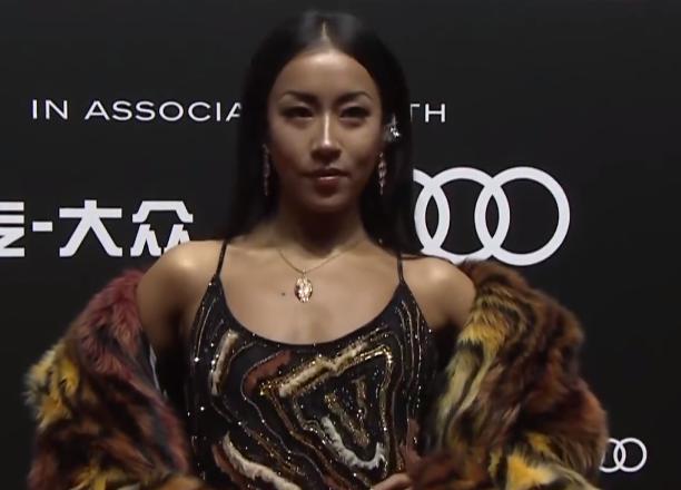 倪妮|明星零下7度红毯比美，一阵风过倪妮直打哆嗦，杨幂成冷艳霸王花