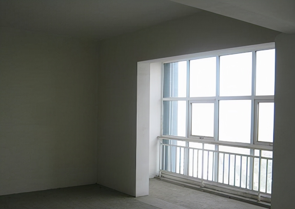 新房装修,想拆客厅墙打通阳台,老师傅却说太缺德一口回绝了!