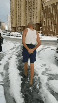 “一男子为了庆祝基友退役归来,竟女装欢迎?”