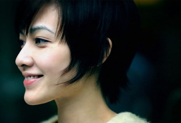 范晓萱|“小魔女”范晓萱:打舌钉,摘子宫,从家喻户晓到无人问津!