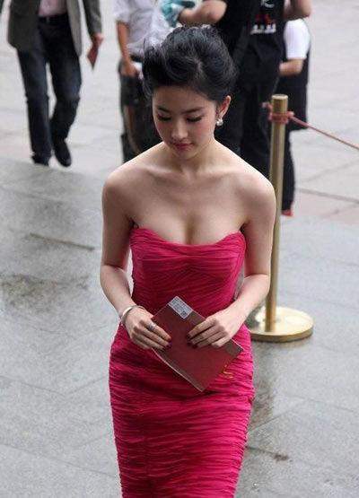 吴家丽|别怪中国网友了，看这帮明星说了啥，流中国血向外国国旗宣誓