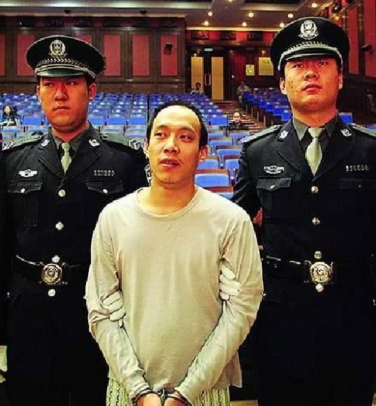 王立华假冒警察绑架明星，因车牌被抓获，枪决遗愿：给监狱送锦旗