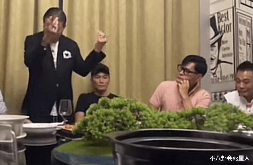 徐少强|香港老艺人聚会，万梓良坐C位不停说话，70岁徐少强带私生子现身