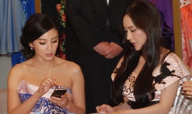 张雨绮|张雨绮不咋在乎镜头，往上拽裙子不太雅观，但和霍思燕同框挺养眼