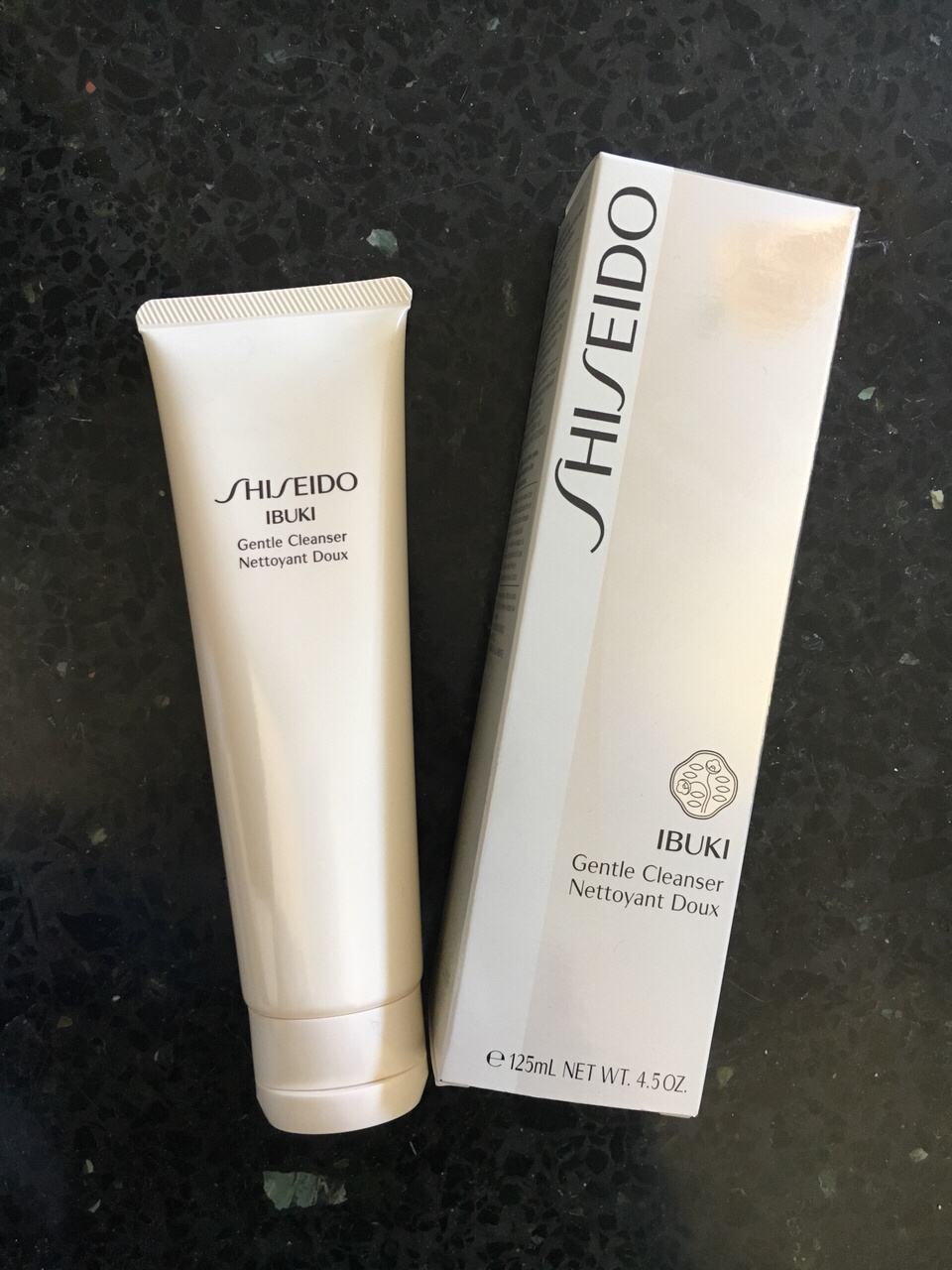 西装 改善肌肤暗沉的洗面奶：提亮你的肤色，让肌肤看上去更亮白通透