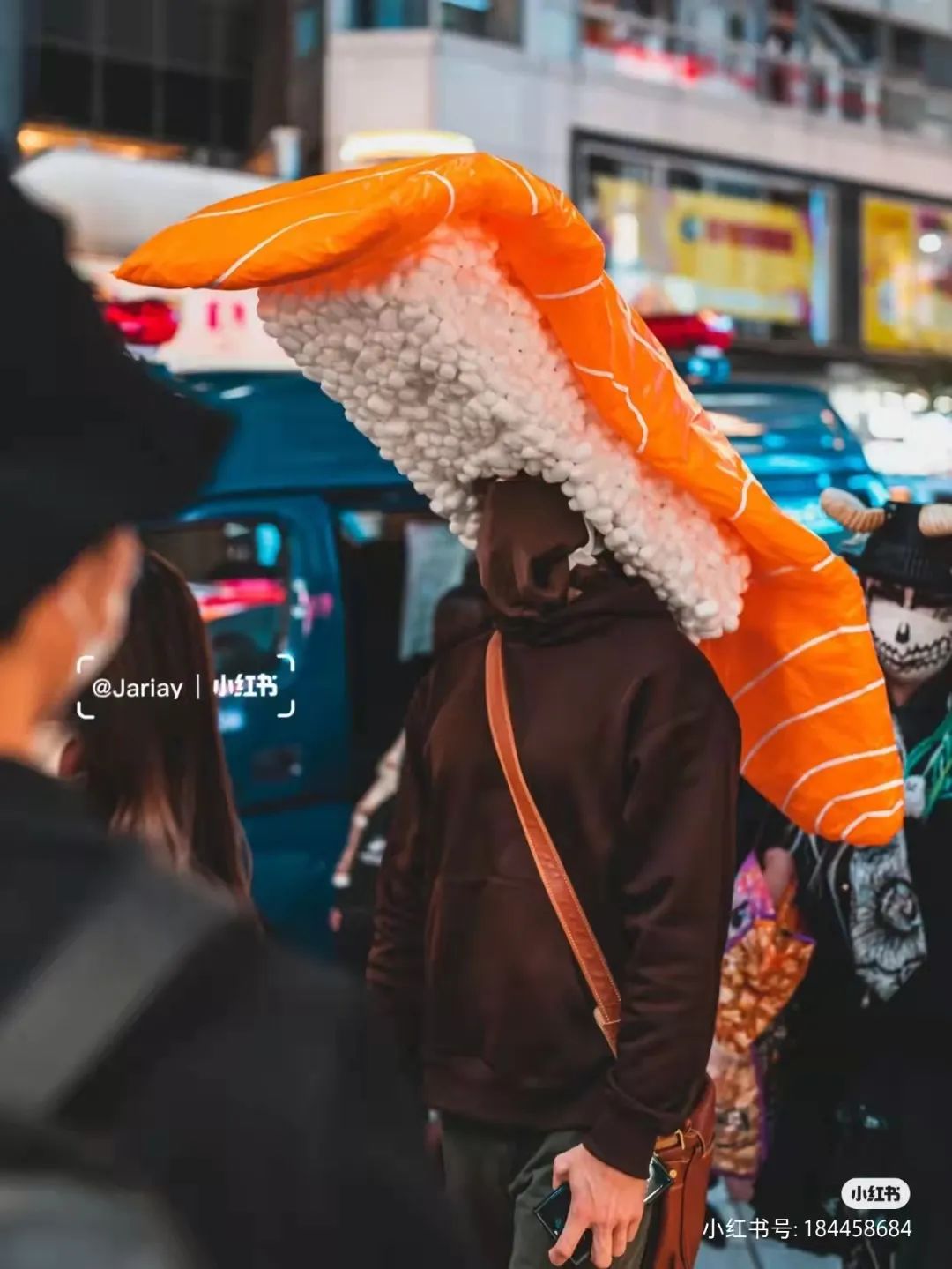 万圣节|日本万圣节不太平！男子cos“小丑”故意持刀伤人，多名女子被跟踪猥亵，当班警察：太乱了，真的累了！