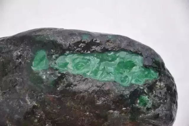 翡翠|一块14公斤红皮壳翡翠原石，一刀竟切出一箩筐百万手镯，无敌了！