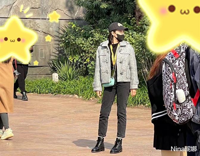 Nina昵娜 宋茜打卡环球影城,穿九分裤露秋袜被吐槽,迈八字步3助理作陪气场大