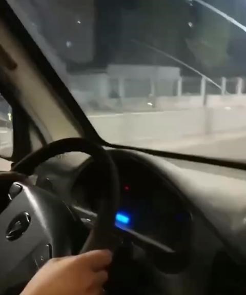 王者丁小鱼 四川一女司机夜间行驶，男子坐副驾让她开灯换挡，网友：似曾相识