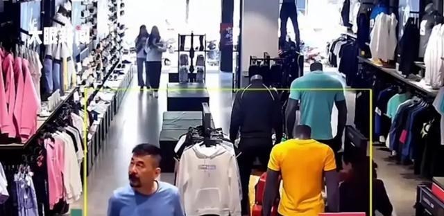 清浅微笑的我|演员陈建斌和廖凡县城逛街无人识,导购淡定啃苹果!