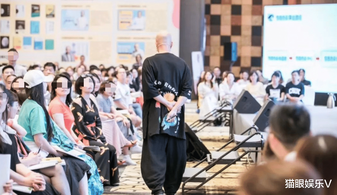 乐嘉|乐嘉晒照秀6块腹肌，惹女路人疯狂拍照，自曝要转行当健身教练？