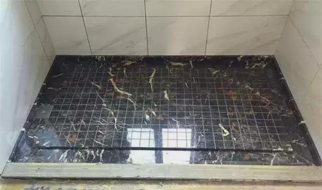 卫生间地面不要做斜坡了,聪明人这样一设计,下水快还防滑