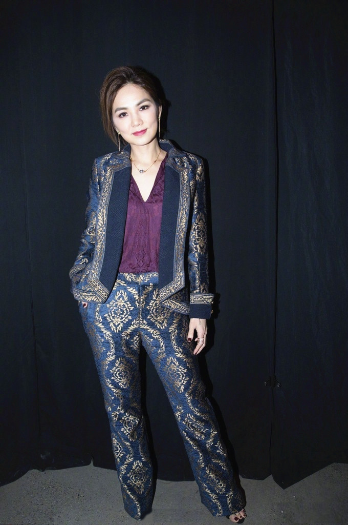 全球时尚号|陈嘉桦结婚九年依旧恩爱如初,穿红色西装帅出天际,不像两孩妈