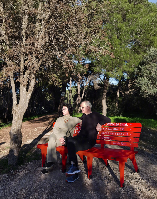 金星|金星罕见与外籍丈夫秀恩爱，两人同坐公园长椅画面温馨