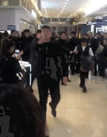 张国立|新华社点名张国立 到底是谁给了明星这么多特权？