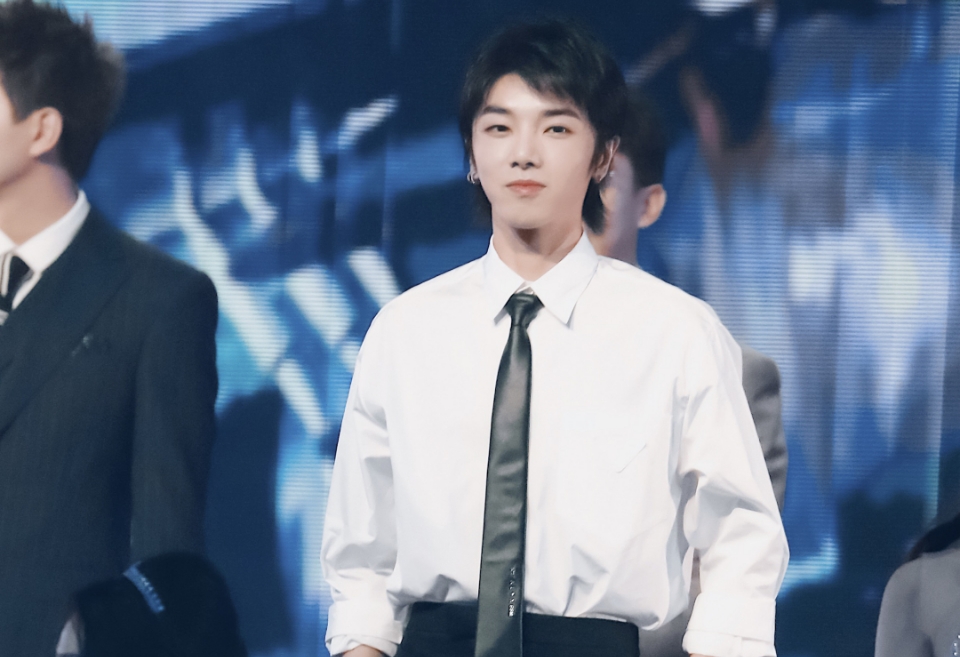 张哲瀚|张哲瀚被曝求婚王佩雯?华晨宇吴亦凡接连塌房,内娱男星行不行