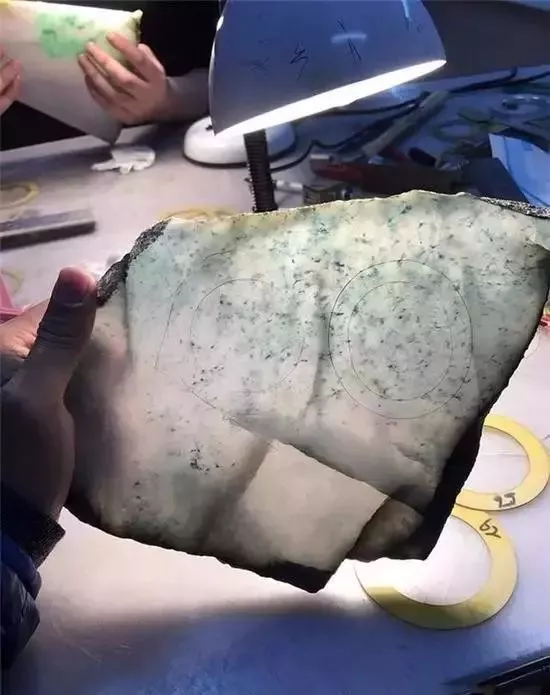 玛瑙|满是裂纹的翡翠原石，居然切出了5只高冰飘花手镯！价值过百万！