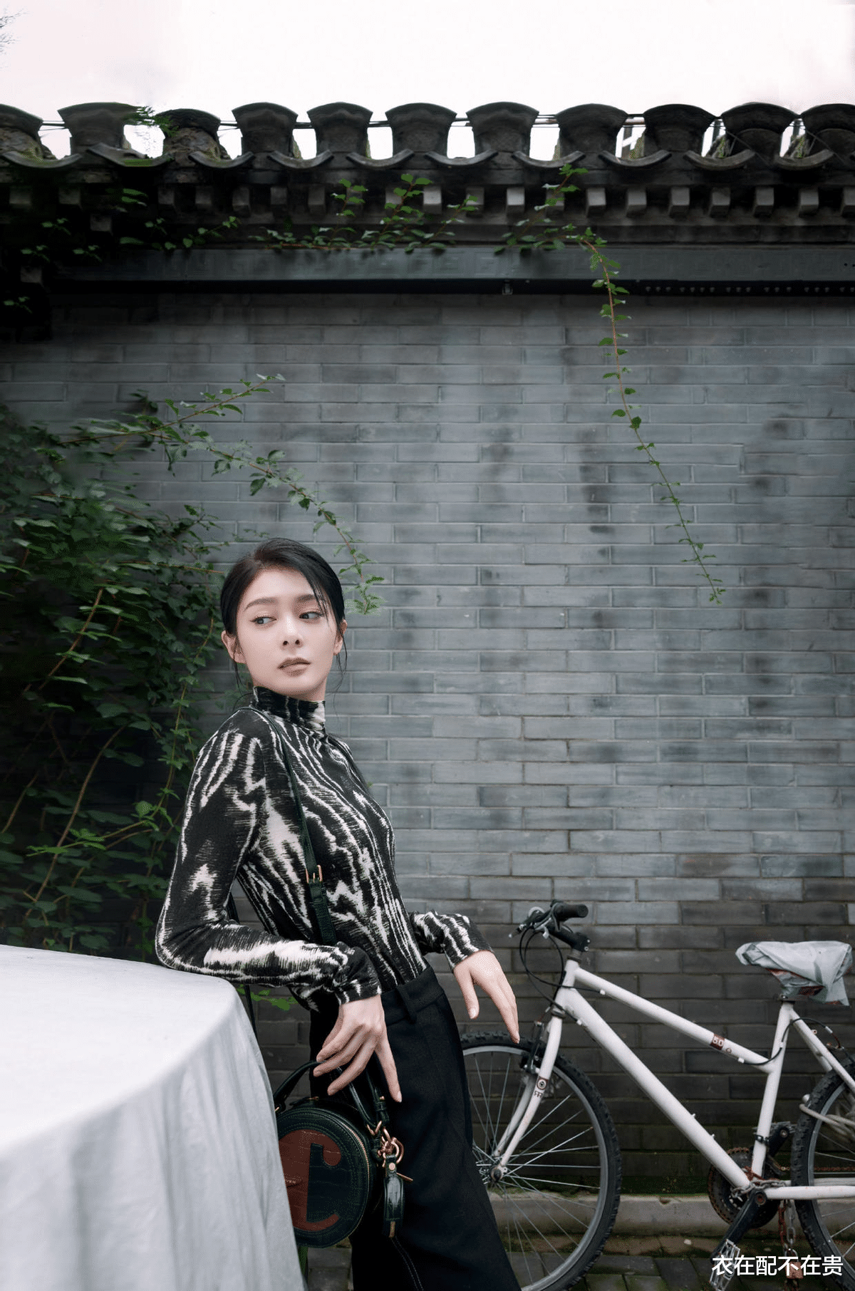 衣在配不在贵 傅箐名气不大但穿得讲究，从上到下都是竖条纹，看到侧面被惊艳了