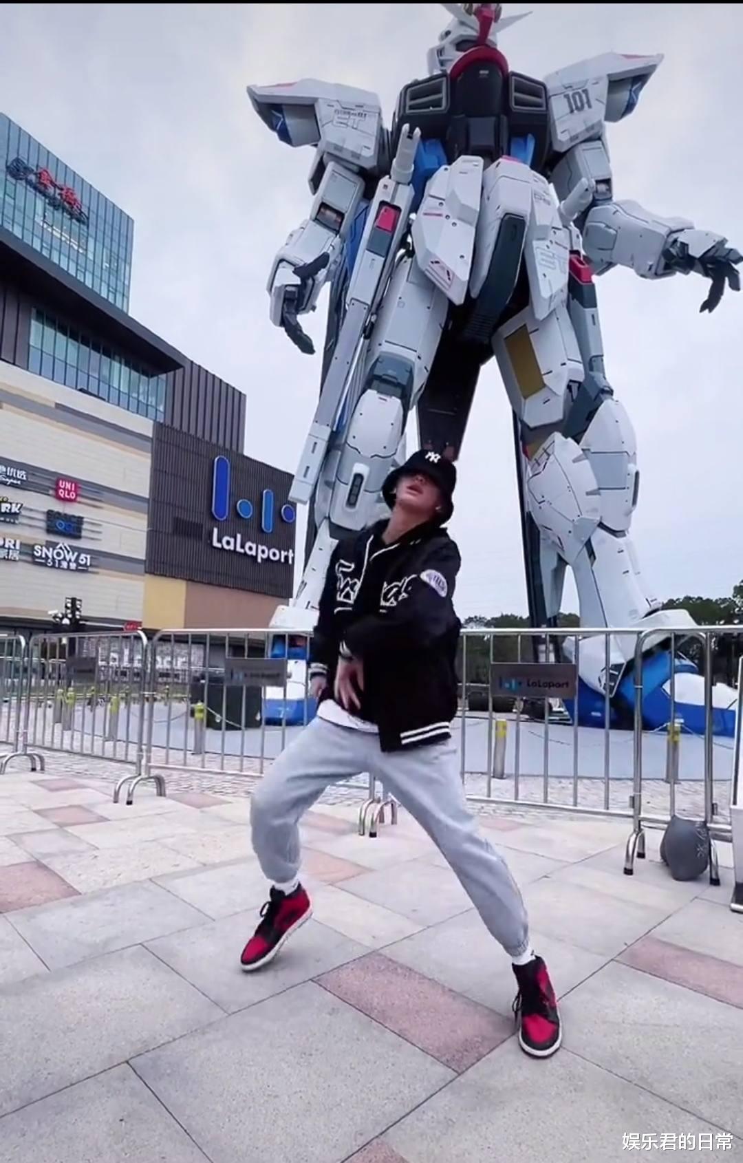 晋松|48岁晋松罕与儿子同框，14岁晋梓铭身高将超父亲，两人气质大不同