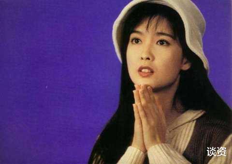 周慧敏|54岁周慧敏献唱冻到发抖，生图眼皮松垮，女神竟老了一大圈