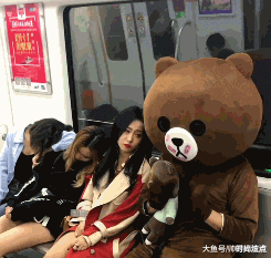 时尚炫点 “妹子睡觉把脚伸我这，要给她点教训吗？”